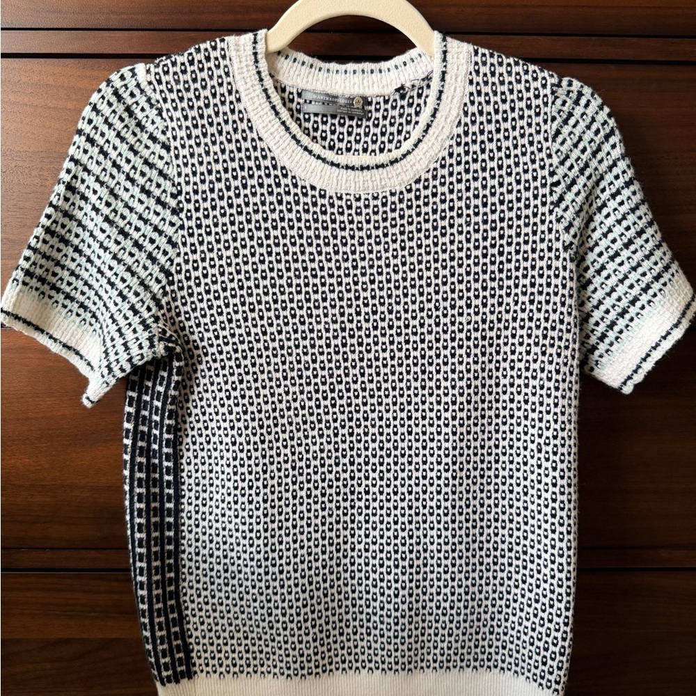 Women’s Black and White Short Sleeved Patterned Sweater